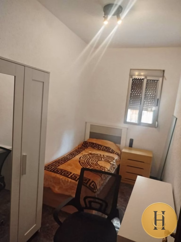 Habitación en piso bajo. Ventana a la calle. Barrio La Luz, Valencia