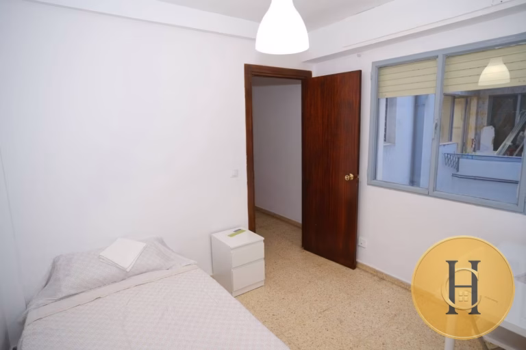 Se alquila habitación en patraix.