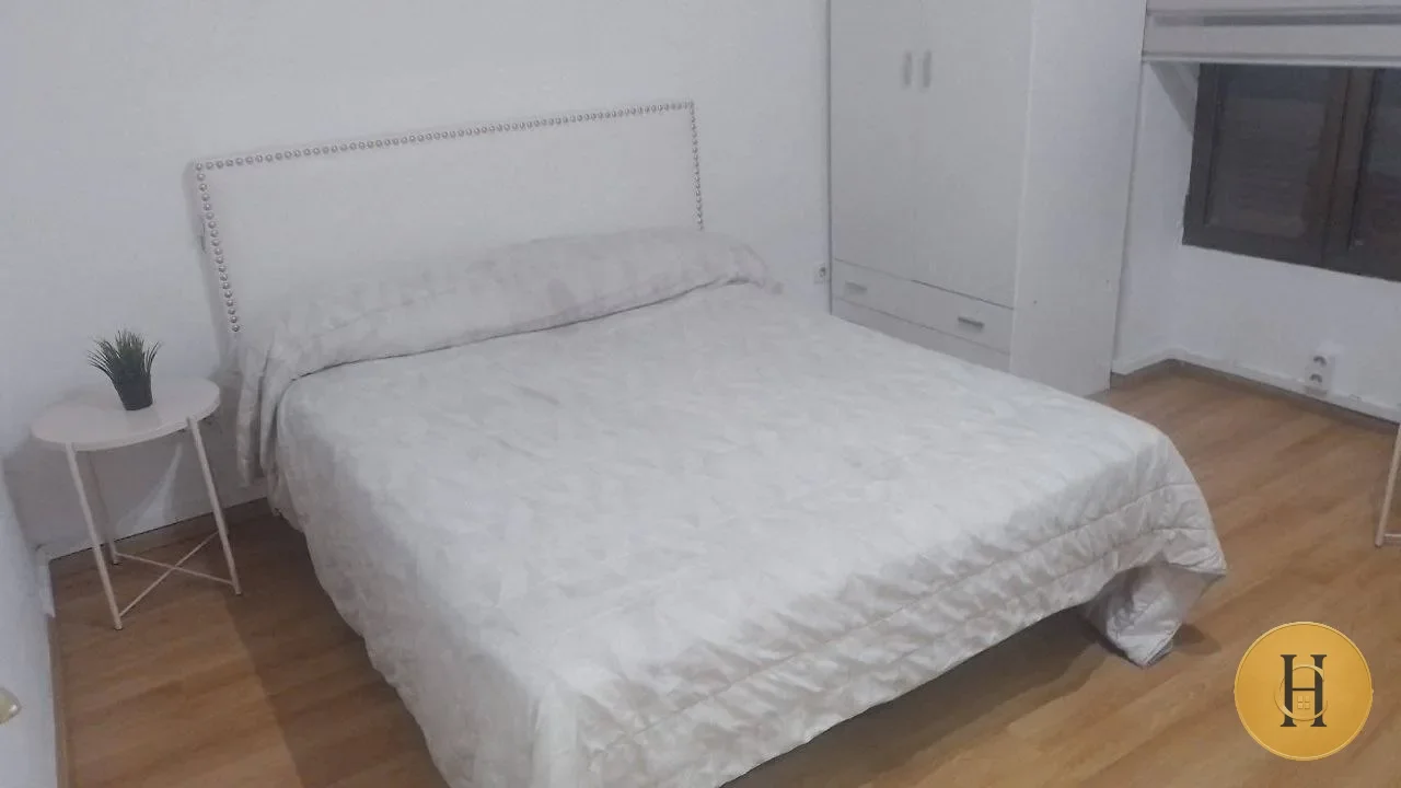 Tengo disponible dos habitaciones en valencia en la gran via Fernando el católico