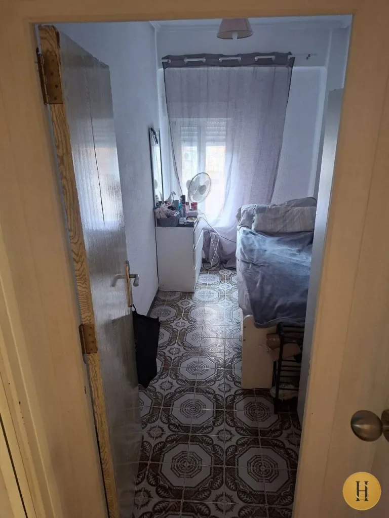 Alquilo a largo plazo una habitación luminosa y acogedora cerca del parque Benicalap