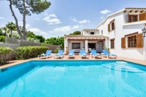 Alquiler de Villa Vacacional con Piscina Privada y Vistas al Mar en Moraira