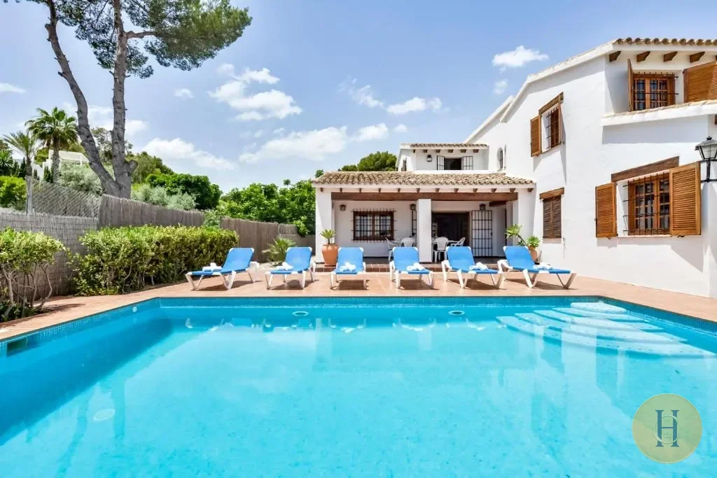 Alquiler de Villa Vacacional con Piscina Privada y Vistas al Mar en Moraira